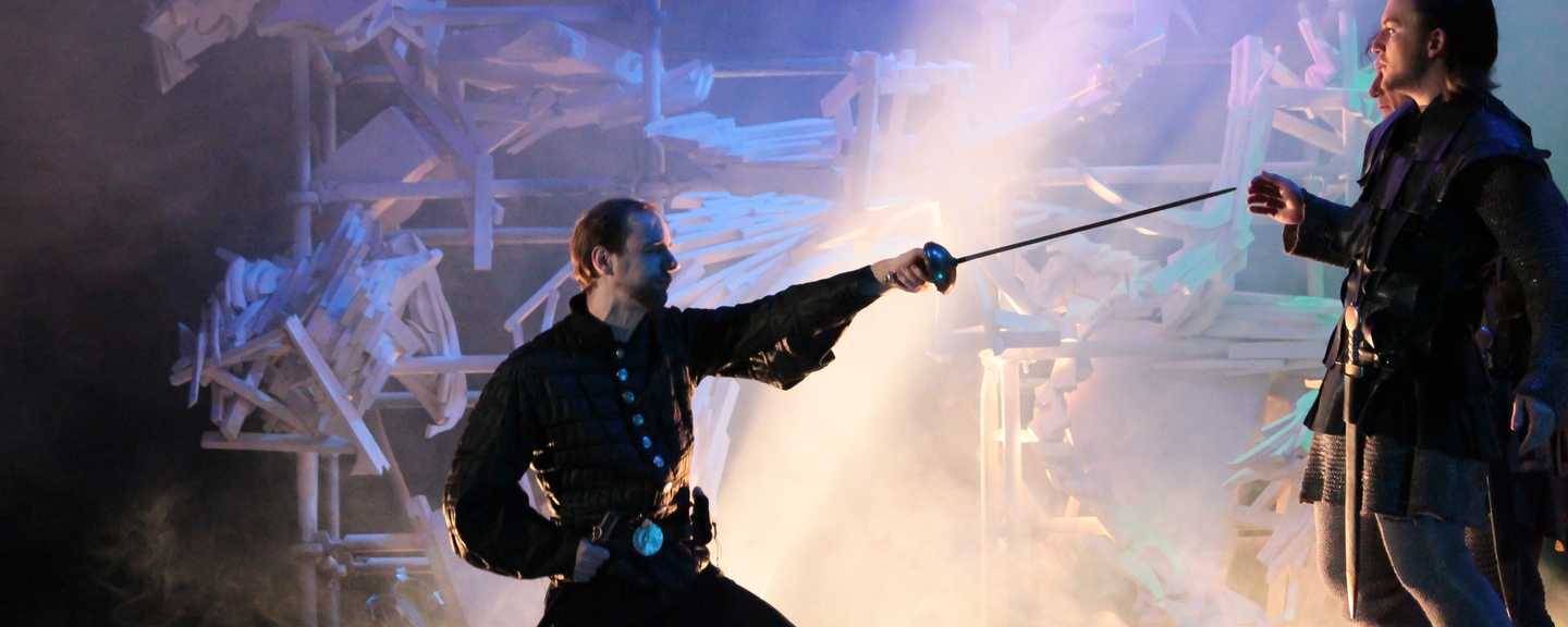 Hamlet bedroht Horatio und Marcellus mit dem Schwert